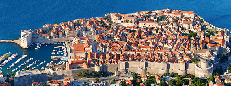 Vacker vy från ovan över hav och Dubrovnik. På kryssning genom den kroatiska skärgården.
